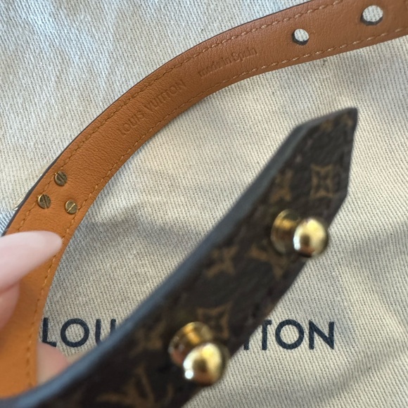 NEW LOUIS VUITTON LEATHER AND CANVAS BRACELET WITH V CHARM
*NEVER WORN* - Picture 3 of 7